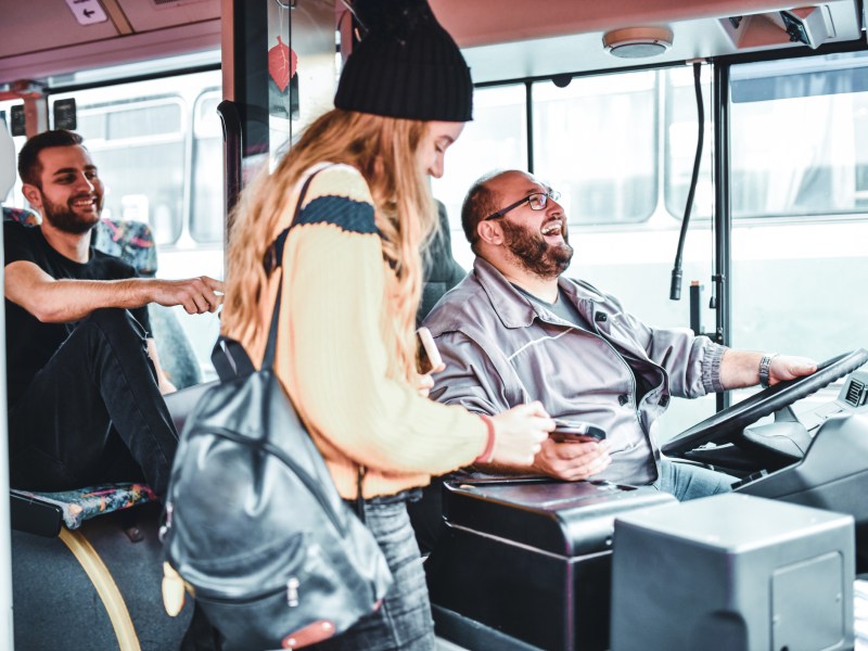 Busfahrer Bus Fahrgast Frau