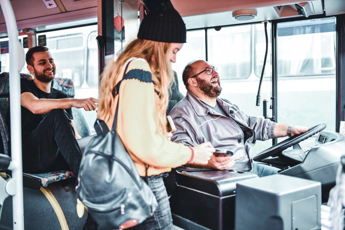 Busfahrer Bus Fahrgast Frau