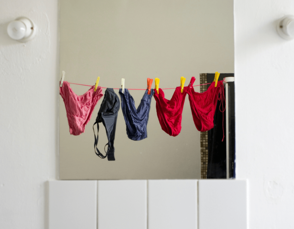 Unterhosen hängen an einer Wäscheleine Wäsche waschen 40 Grad