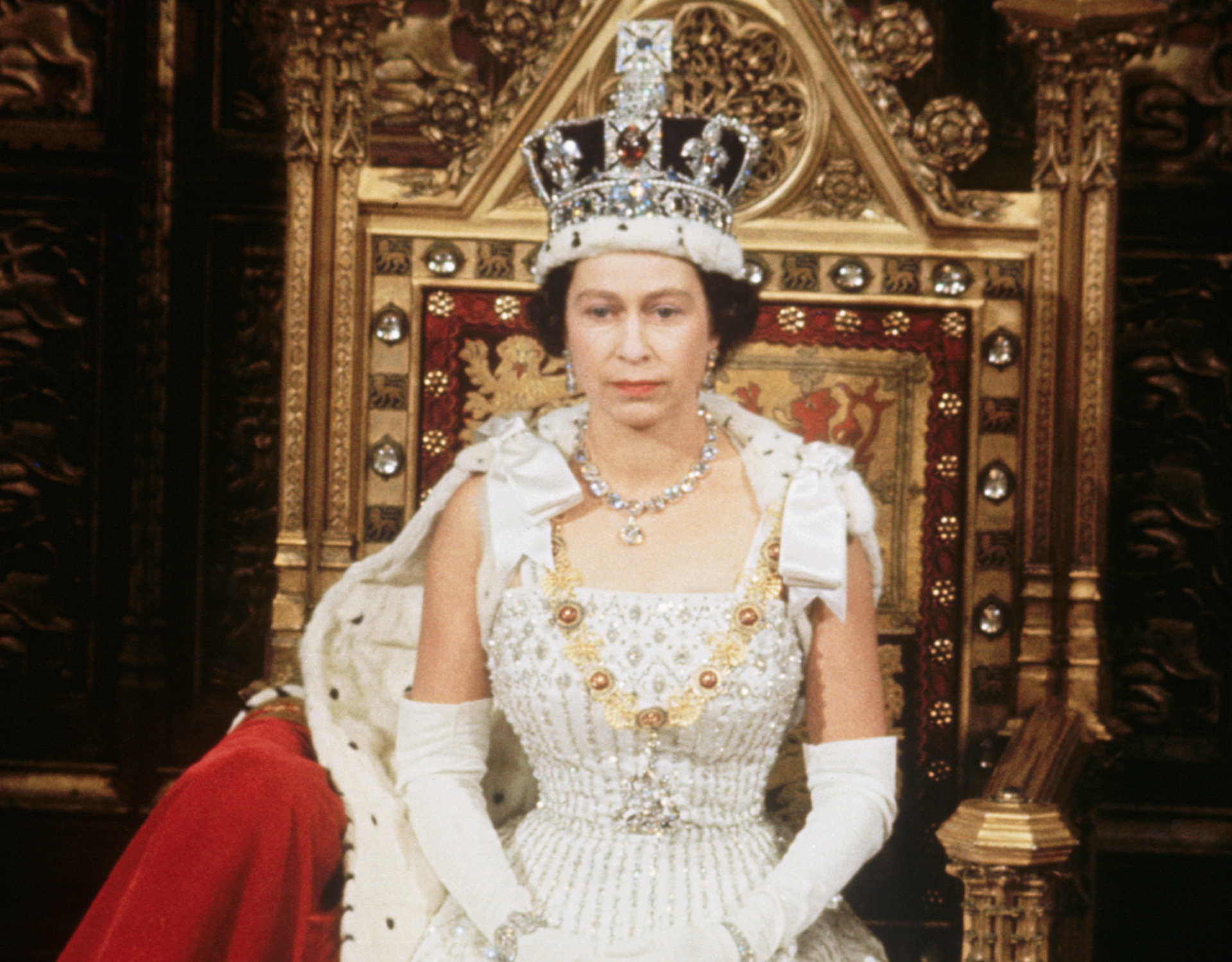 Одна истинная королева книга. Это она королева дня. Женщина королева. Это она королева дня. Фразы про королеву.