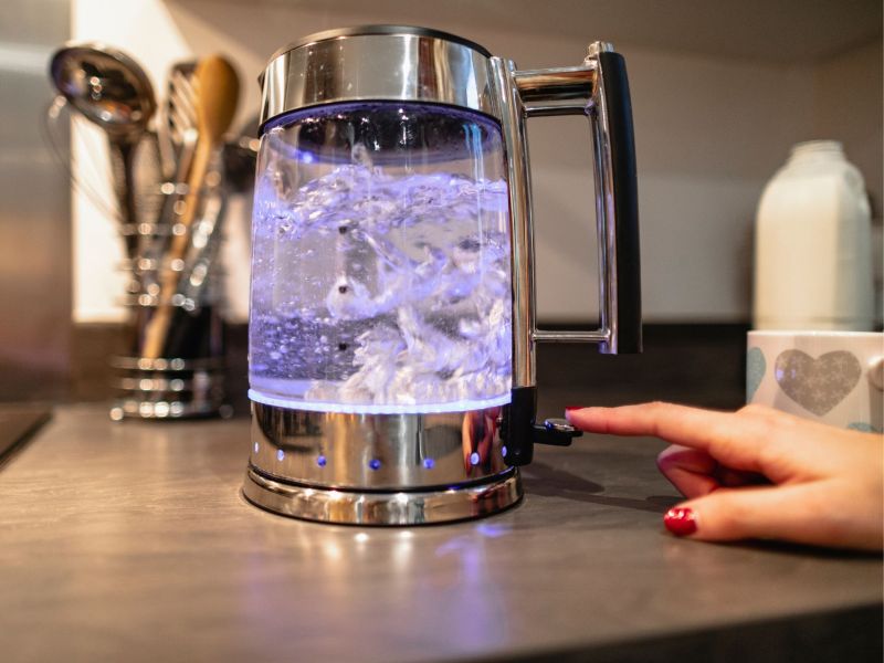 Wasserkocher Frau Hotelzimmer
