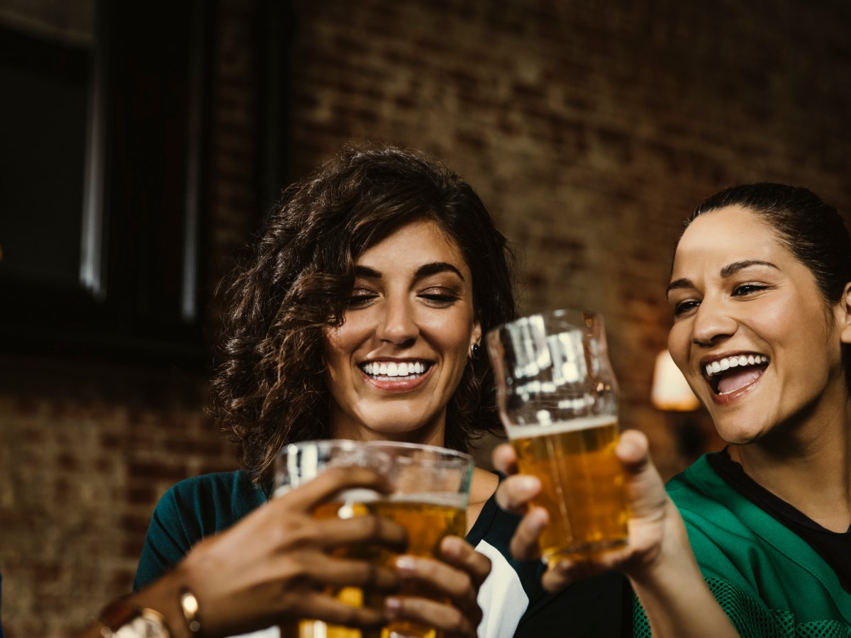 Frauen Bier trinken