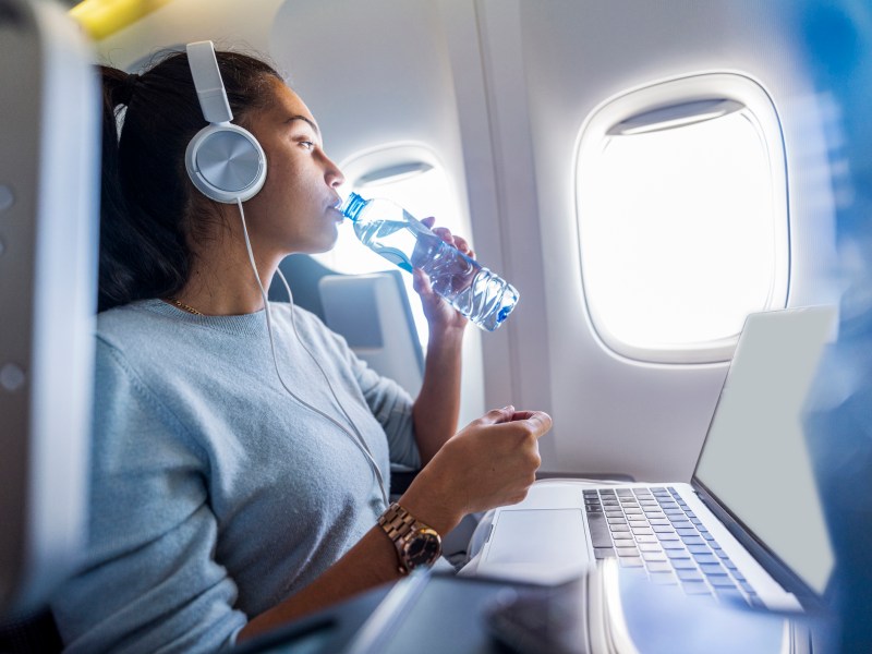 Flugzeug Wasser trinken