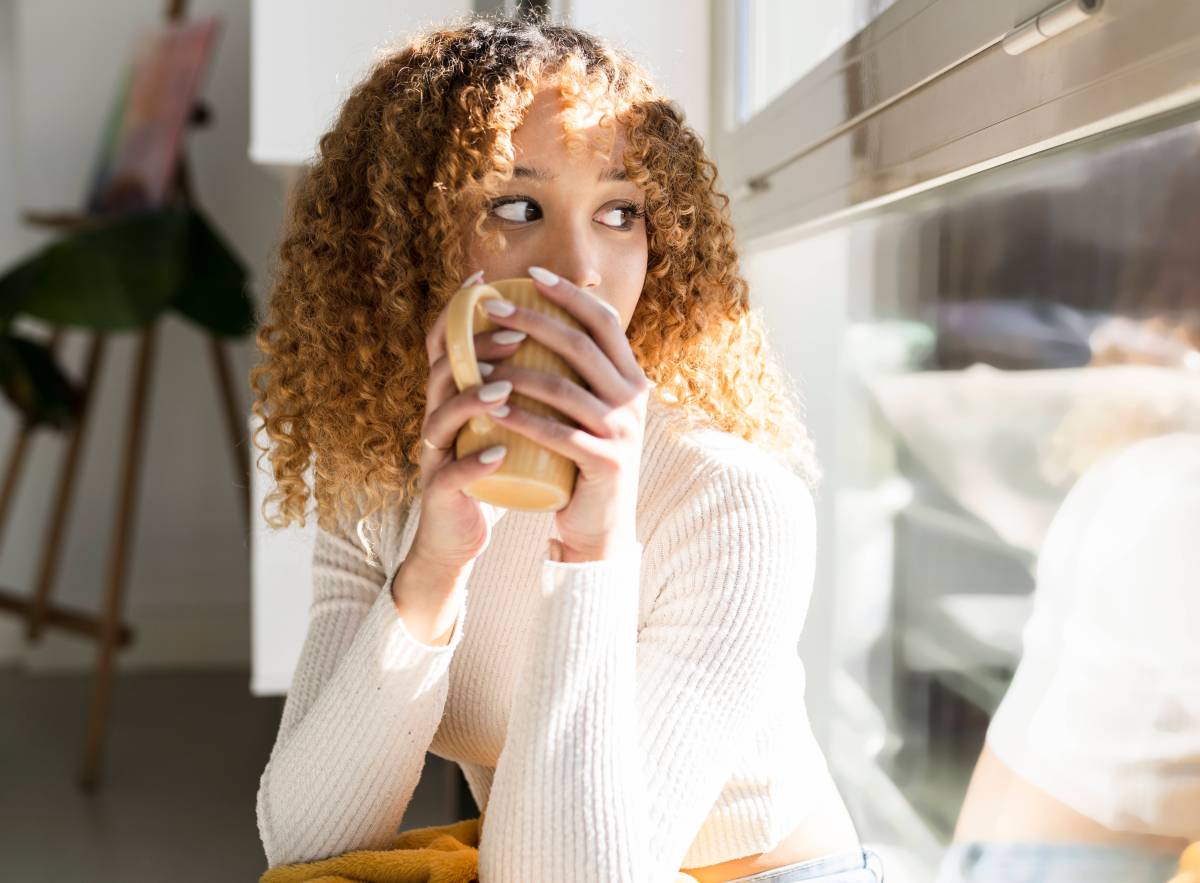 Frau mit Teetasse