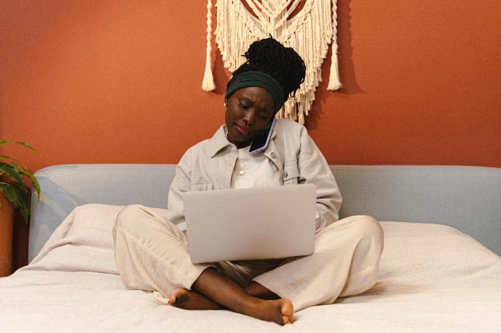 Frau auf Bett mit Laptop
