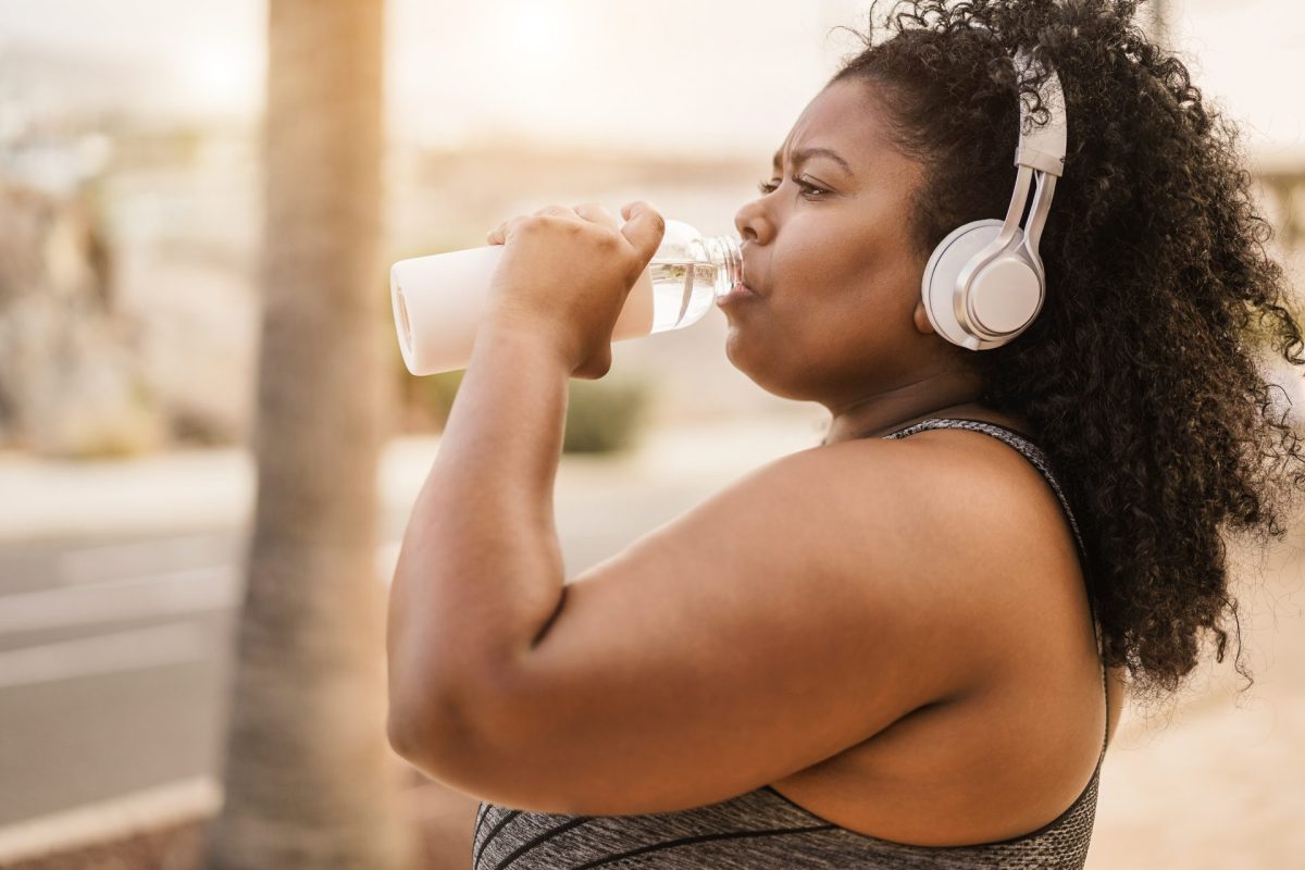 Frau Joggen Wasser trinken