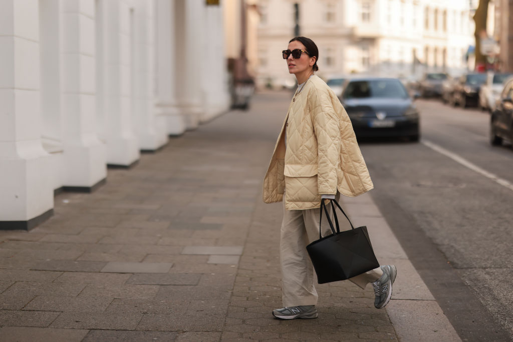 Steppjacke mit Sneakers