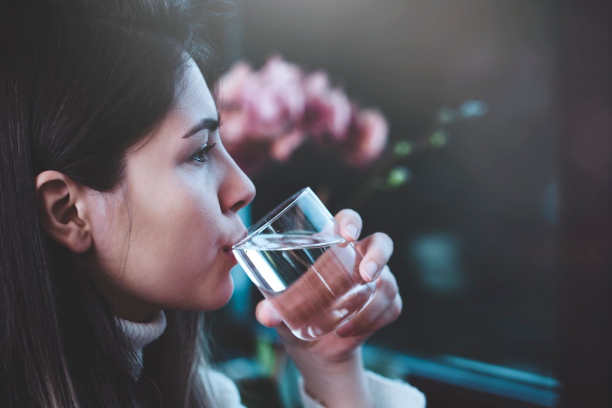 Frau Wasser Glas trinken