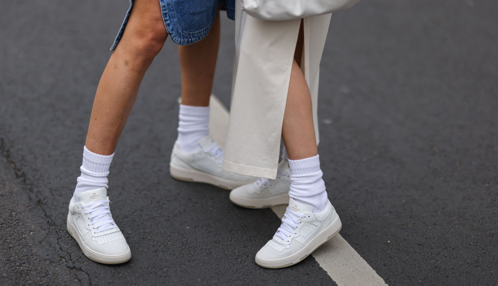 foto von zwei weißen sneakers, passend zur Capsule Wardrobe.