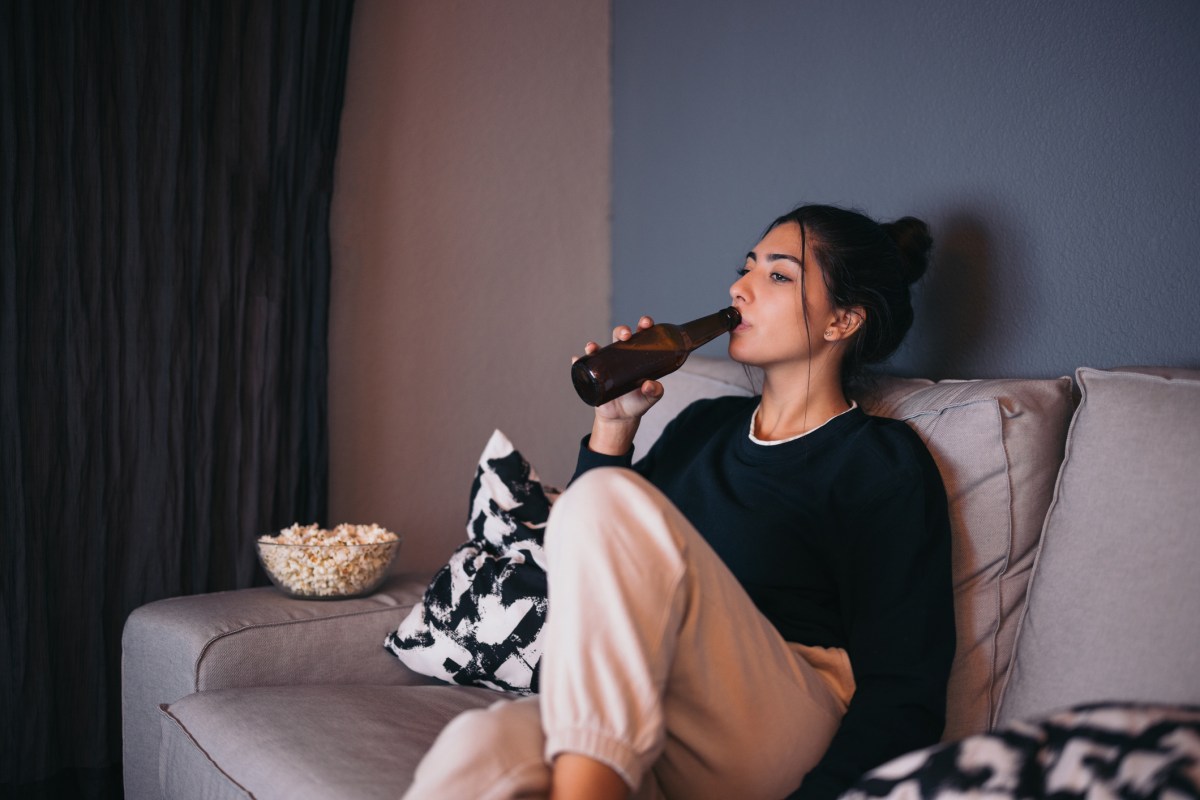 Frau Bier trinken Snack Popcorn