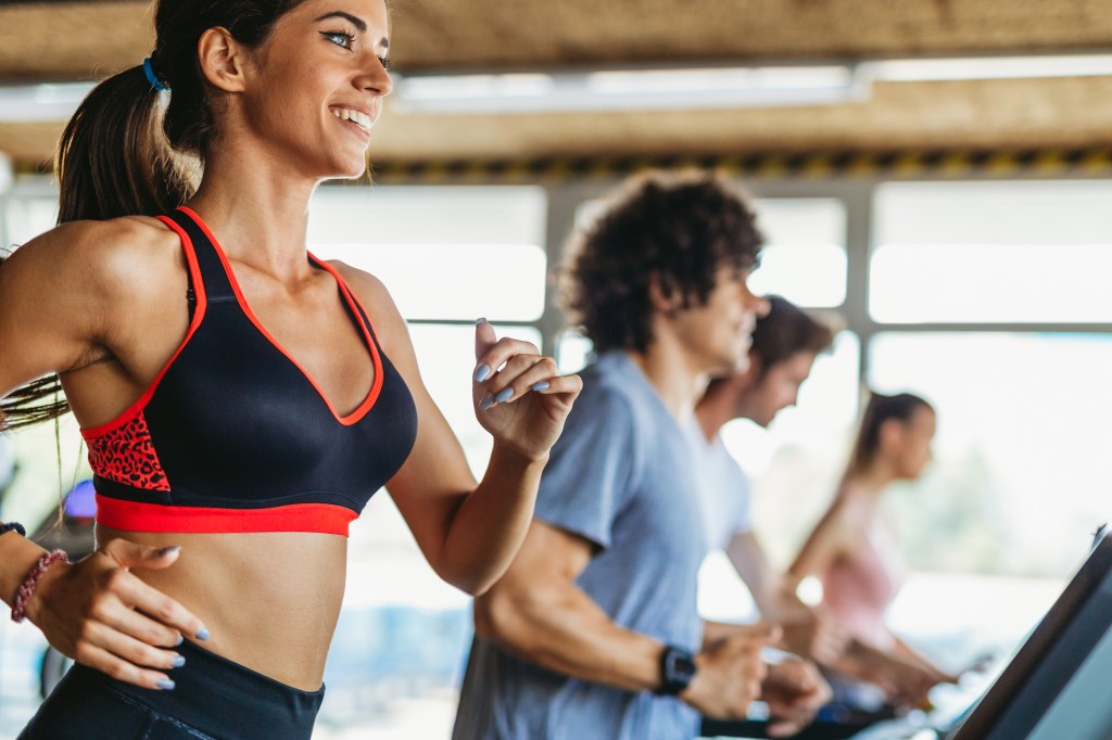 Frau glücklich Sport Gym Laufband Joggen