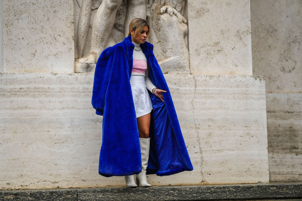 Frau mit blauem Mantel
