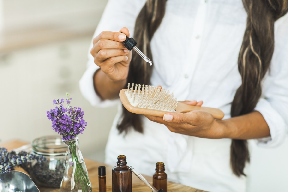 haarparfum frau haare bürste öl pflege wellness