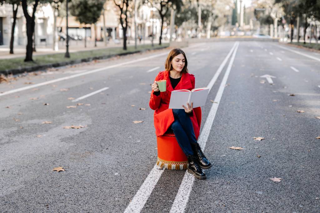 Frau liest auf der Straße