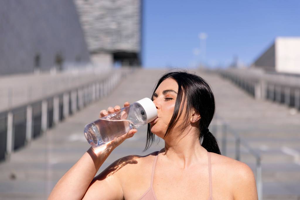 Frau mit Wasserflasche