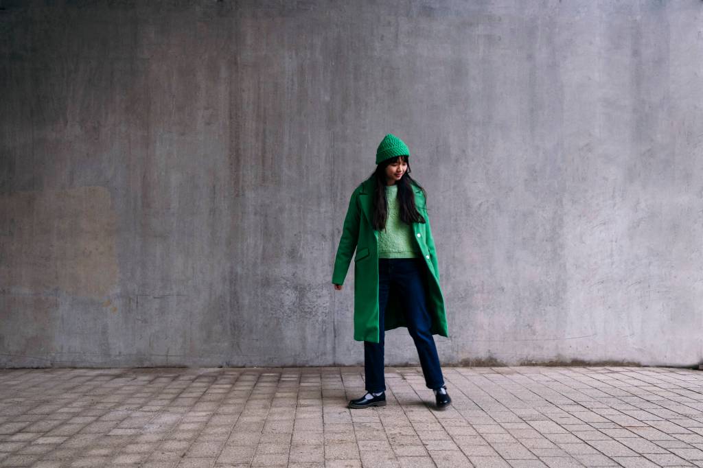 Frau mit grünem Mantel