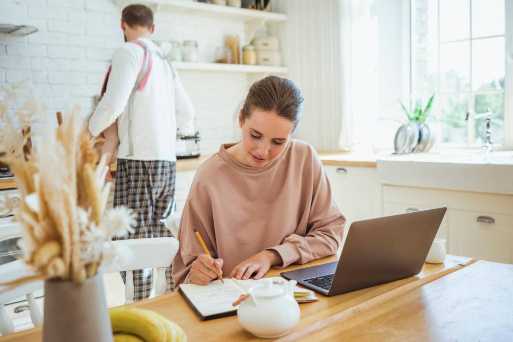 Frau To-Do-Liste Schreibtisch Arbeit Büro