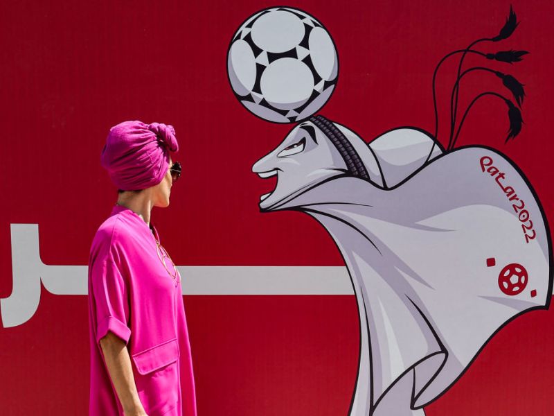 Frau steht in Doha vor WM-Graffiti
