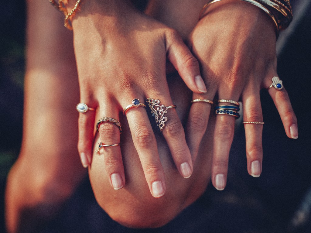 Frauenhände mit Ringen in Silber und Gold