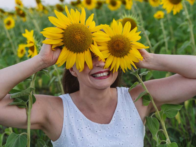 Mädchen lächelt mit Blume