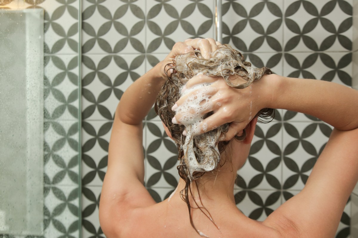 Frau Haare waschen Shampoo