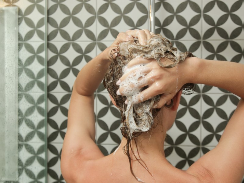 Frau Haare waschen Shampoo