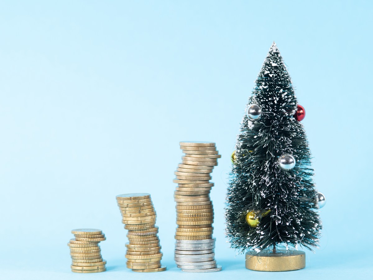 Ein künstlicher Weihnachtsbaum mit Münzen