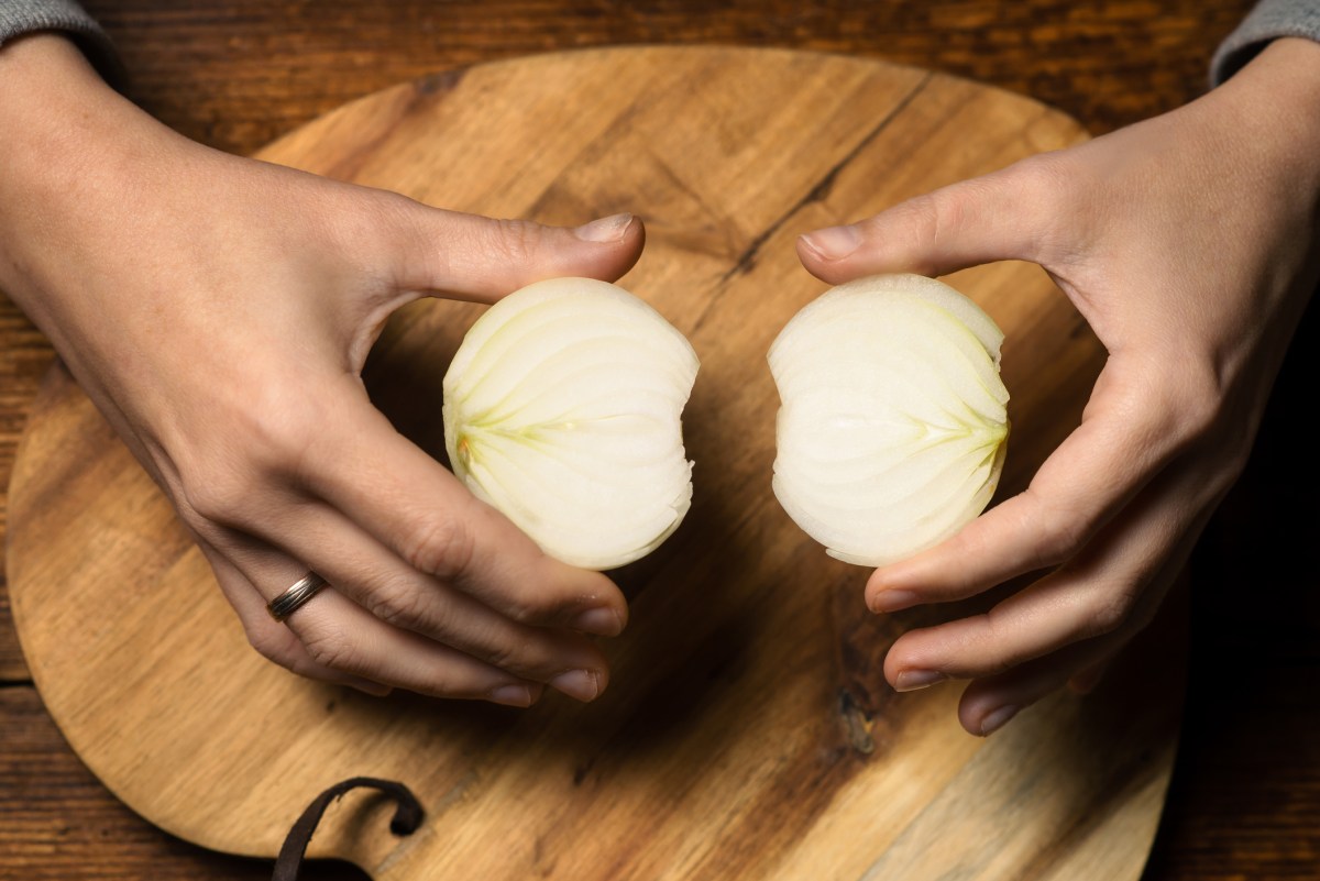 Zwiebel aufschneiden