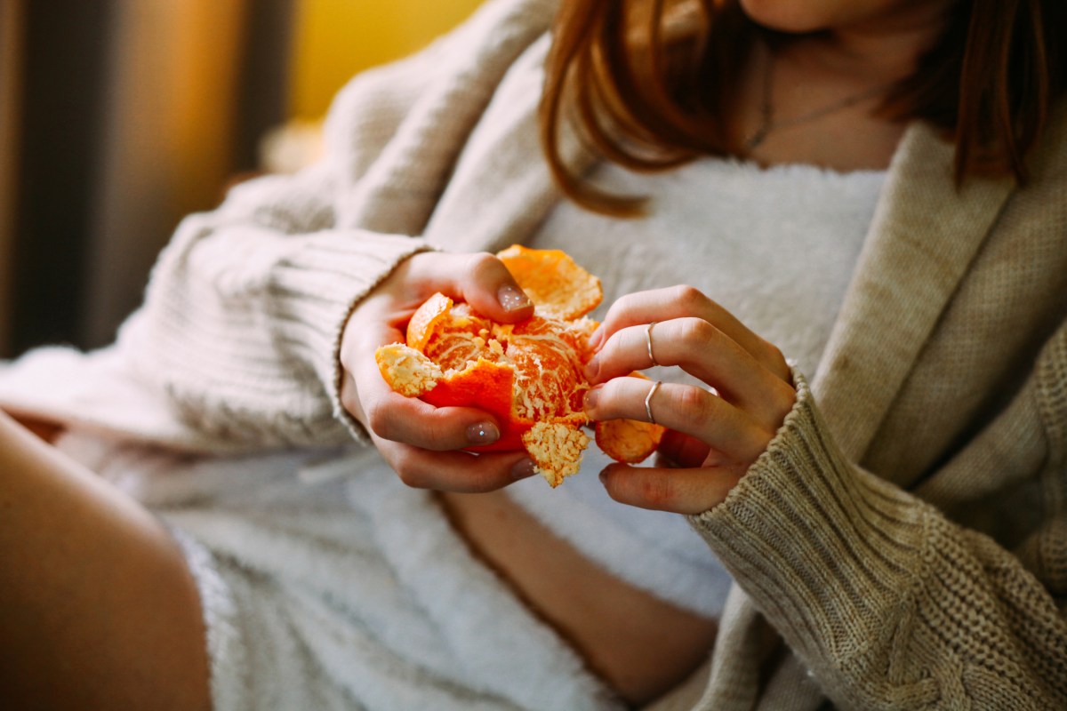 Mandarine schälen