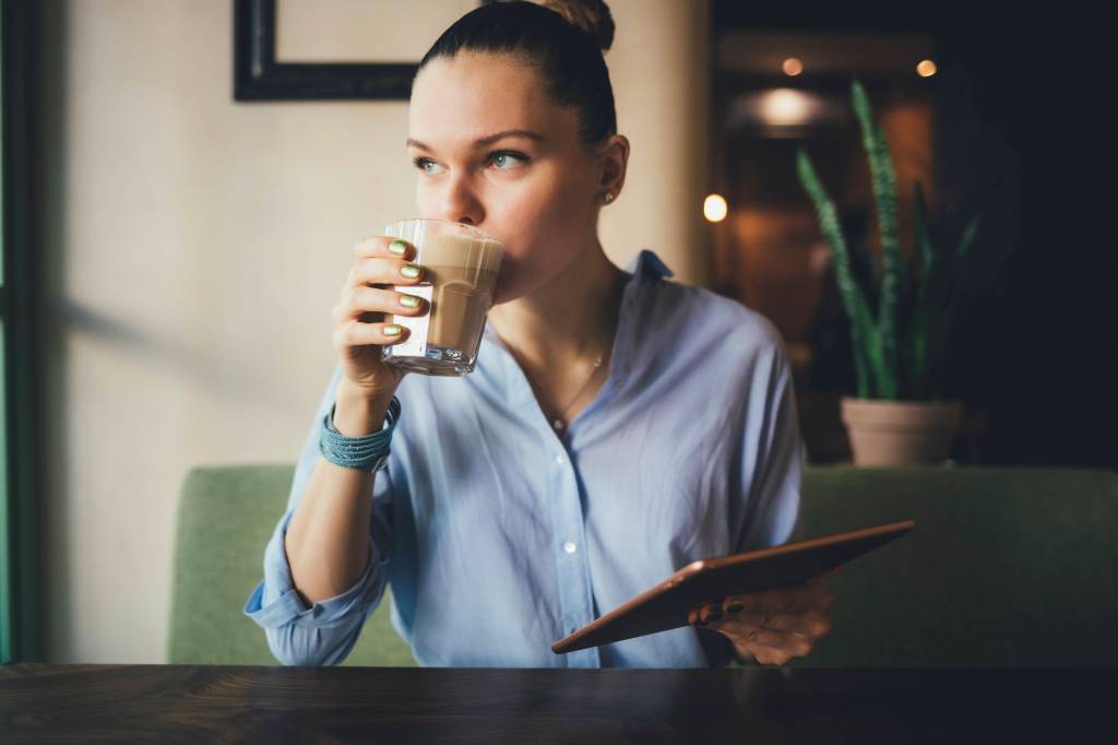 Frau trinkt Kaffee