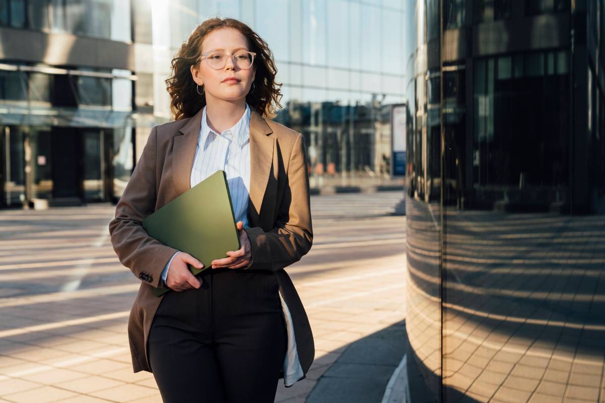 Frau geht zu ihrem Job für Quereinsteiger