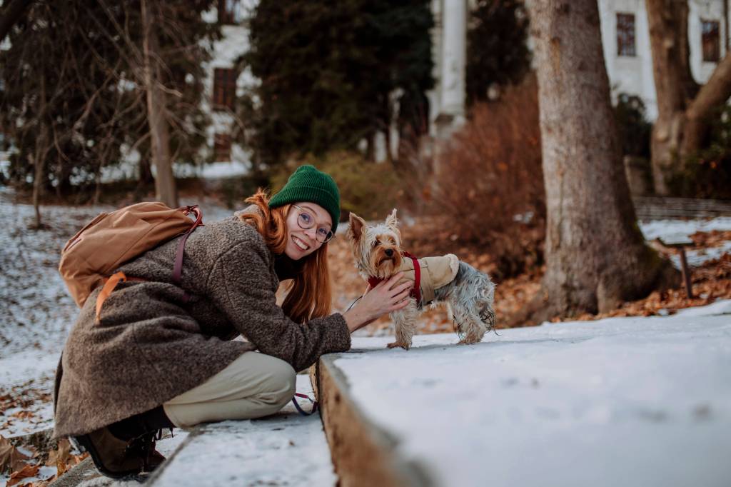 Frau mit Hund im Wintermantel