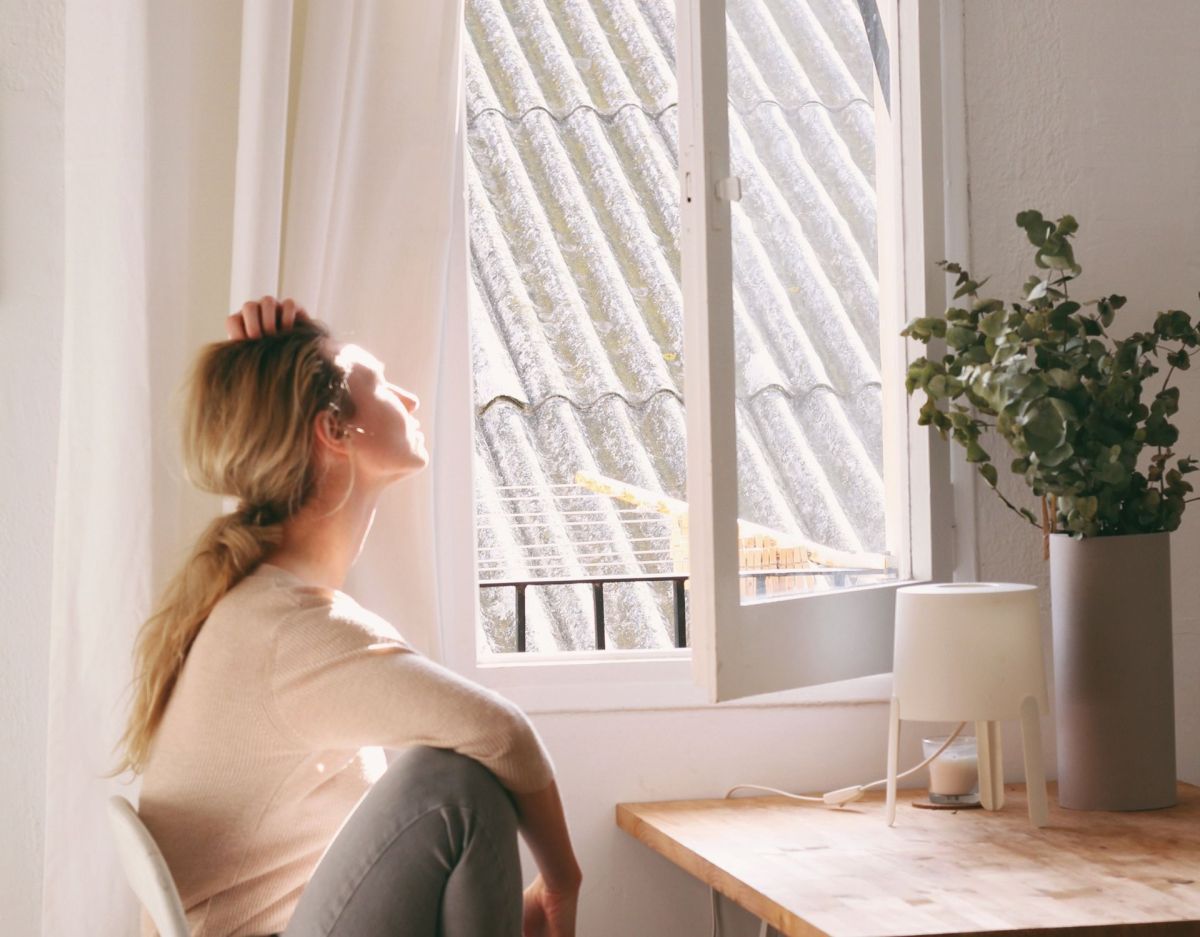 Frau am geöffneten Fenster