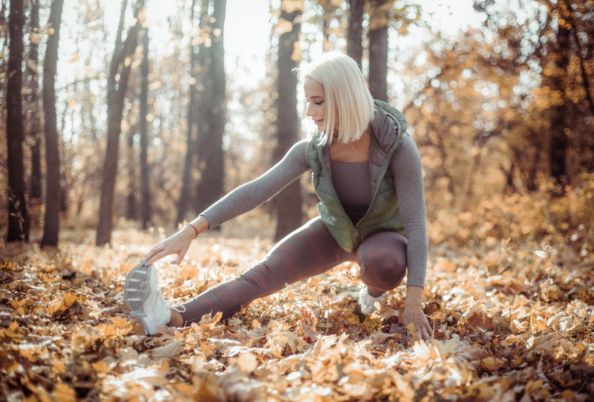 Frau Stretching Wald