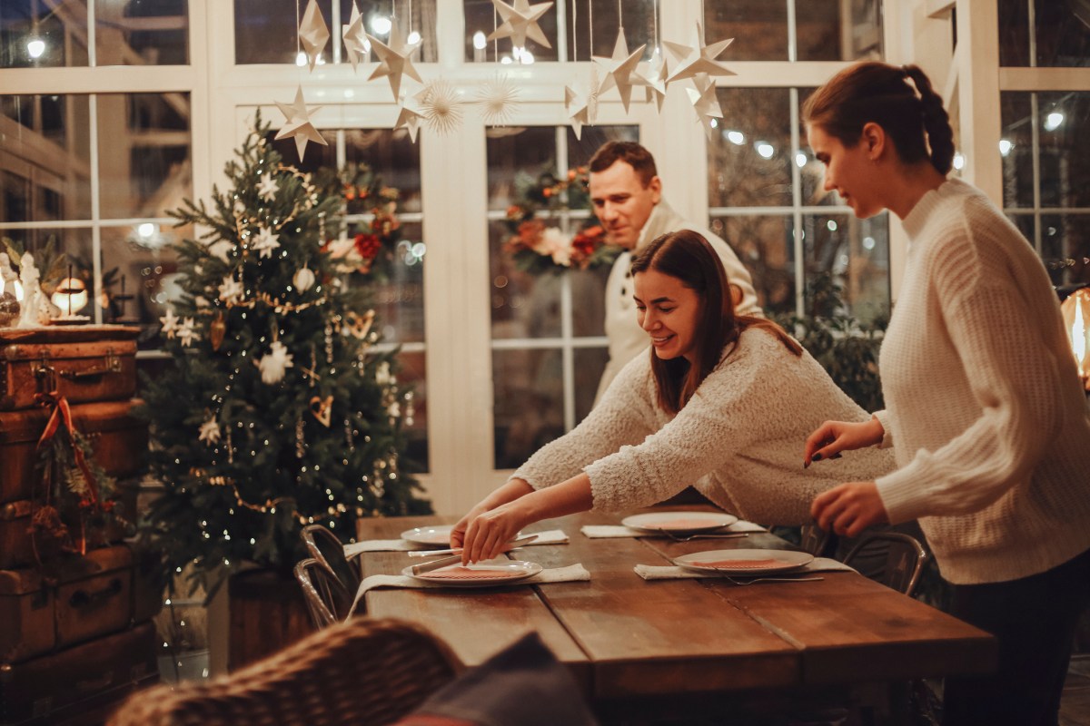 Familie Weihnachten Tisch decken