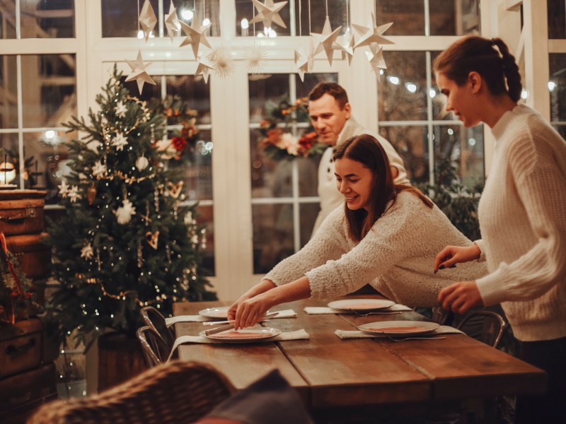 Familie Weihnachten Tisch decken