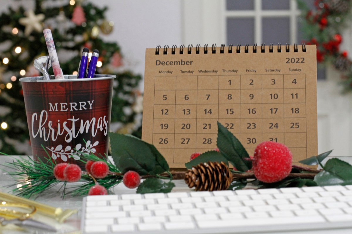 Ein Kalender mit dem Monat Dezember steht auf einem Bürotisch.