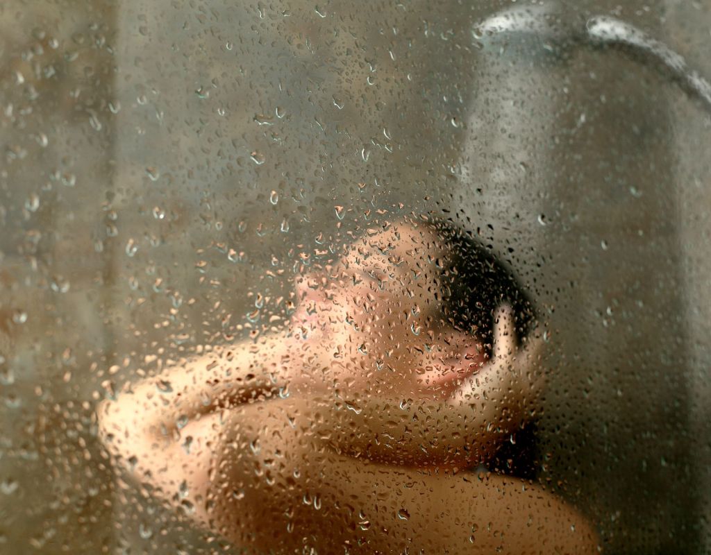 Frau beim heiß Duschen