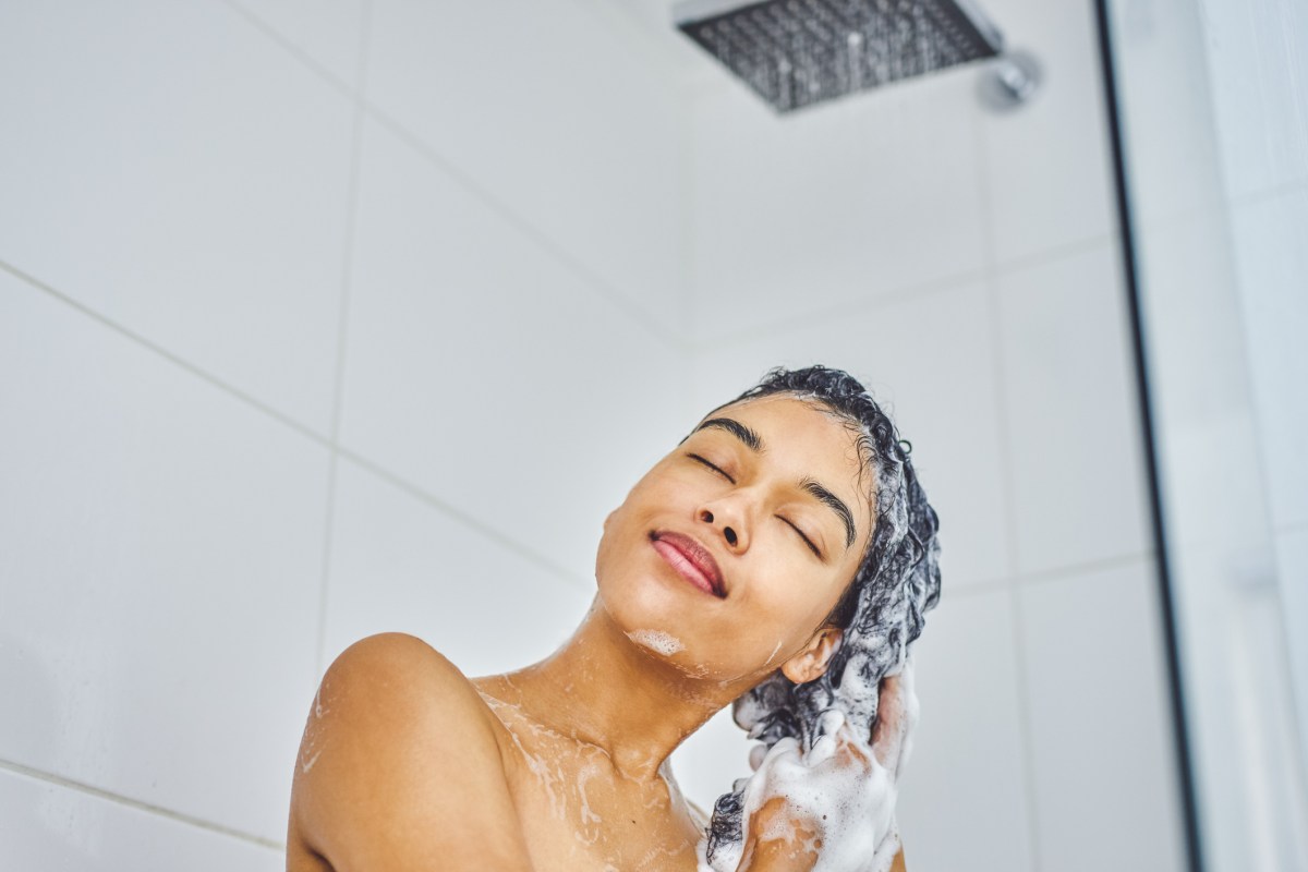 Haare waschen frau dusche pflege körperhygiene