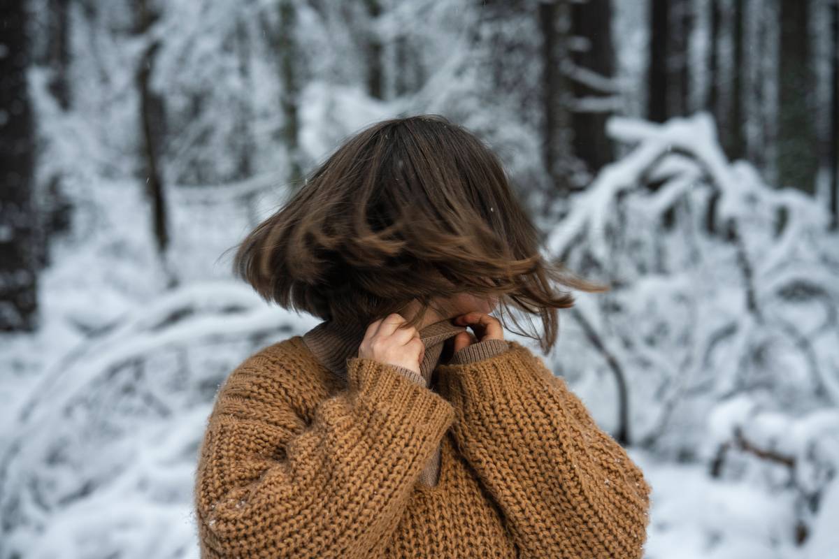 Frau wirft Haare im Winter