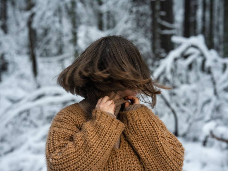 Frau wirft Haare im Winter