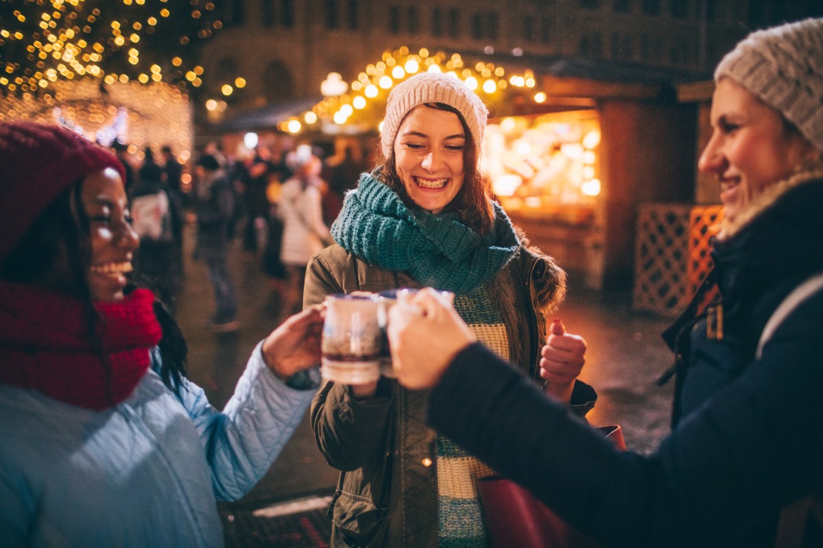 Freunde trinken Glühwein