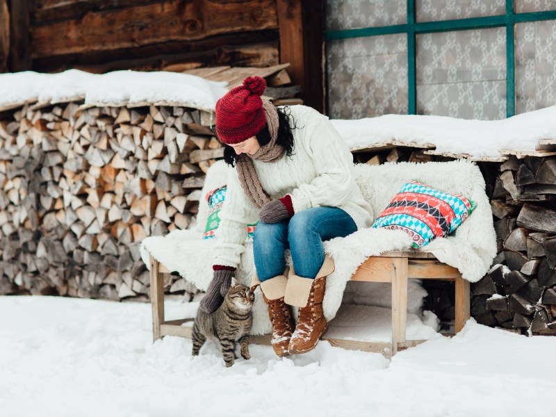 Frau mit Katze im Winter