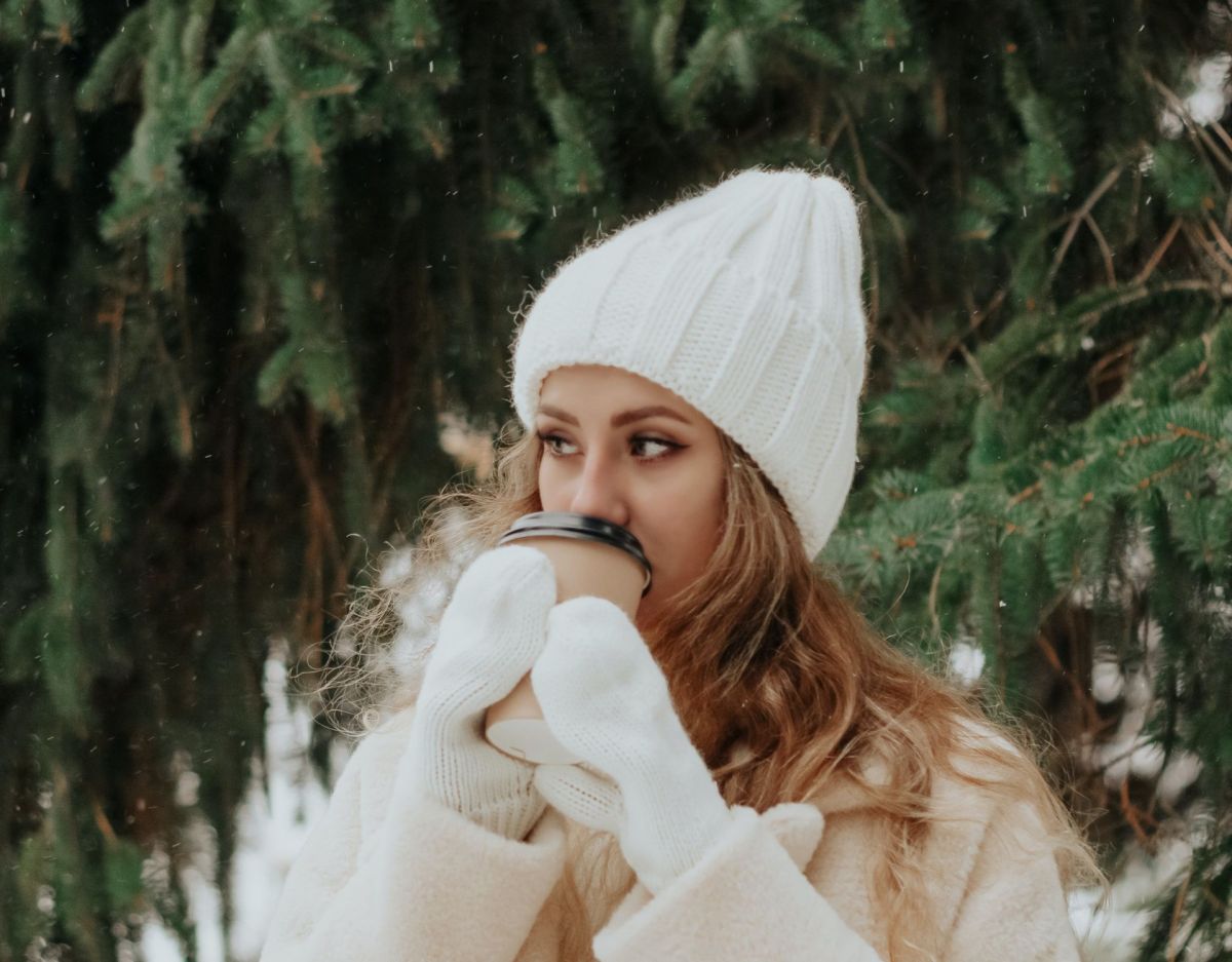 Frau mit Kaffee im Schnee