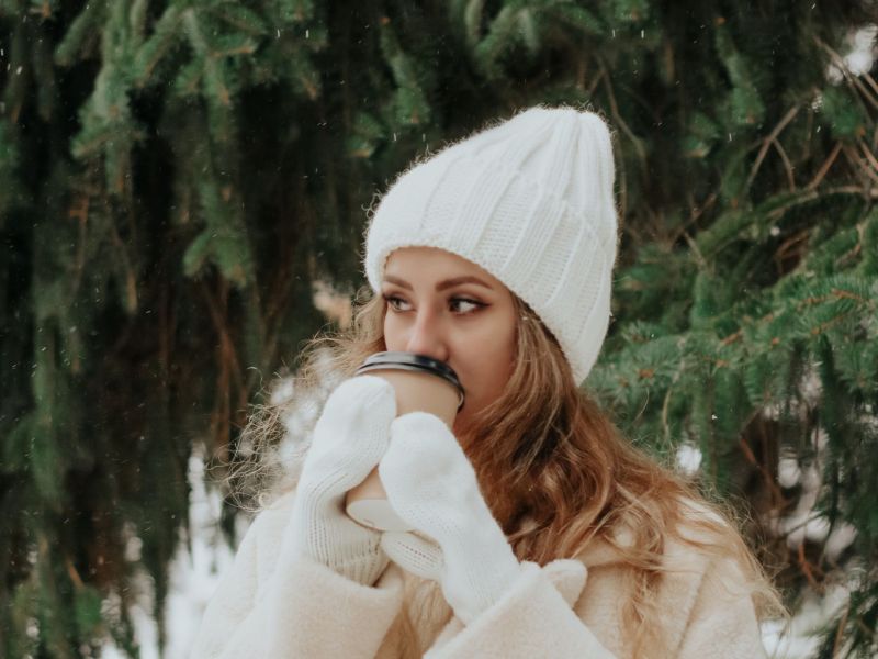Frau mit Kaffee im Schnee