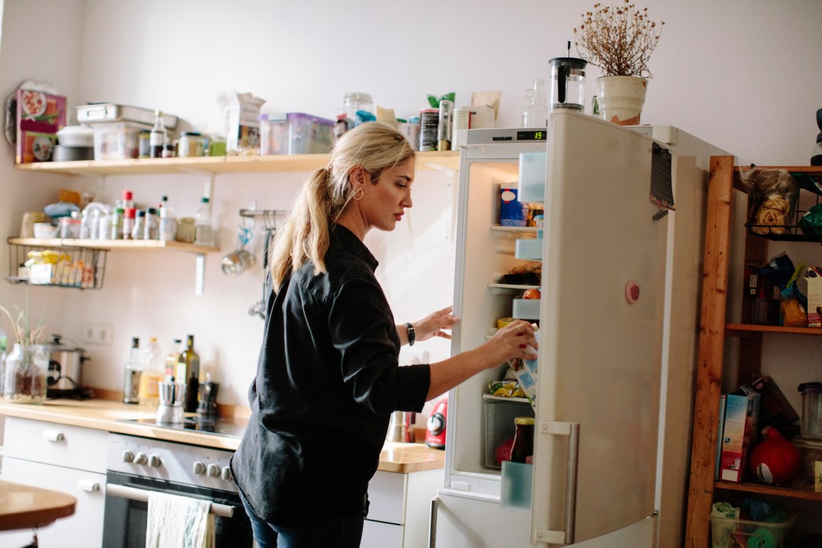 milch kühlschrank kpche frau zuhause wohnung essen trinken blond