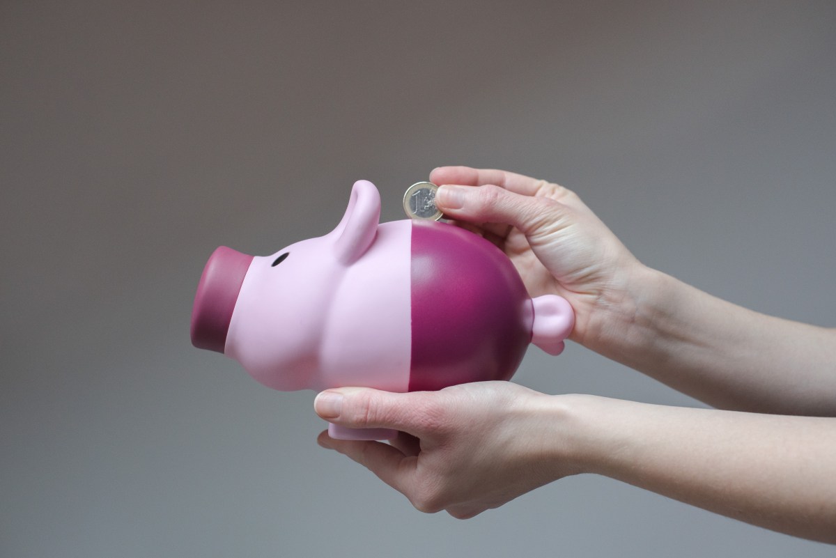 Neujahrsvorsätze für 2024 der Deutschen Geld sparen Sparschwein