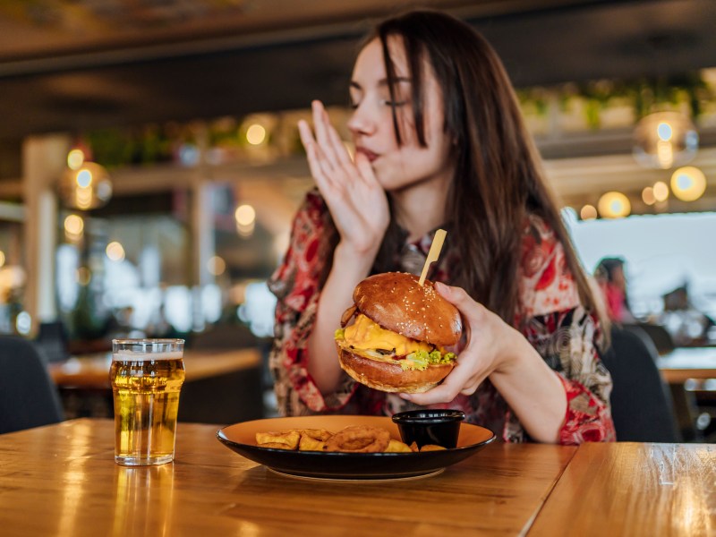 Frau Burger essen