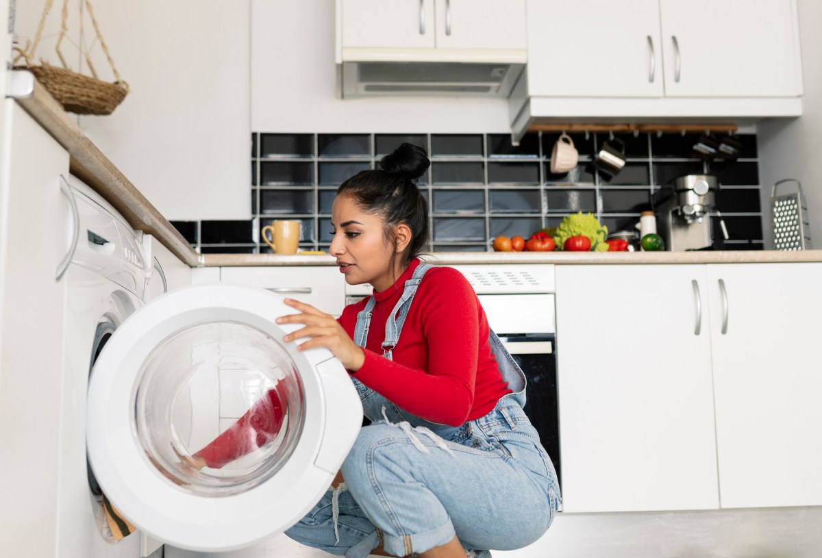 Frau an einer Waschmaschine