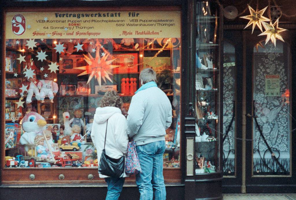 Paar sucht Weihnachtsgeschenke aus der DDR